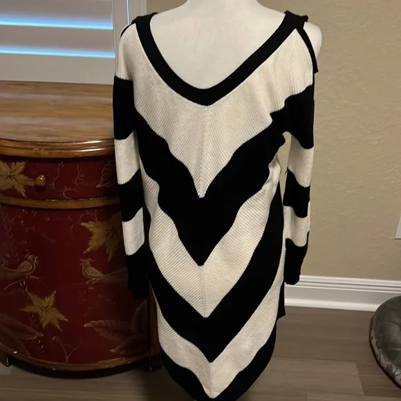 Black and white sweater - Picture 4 of 6